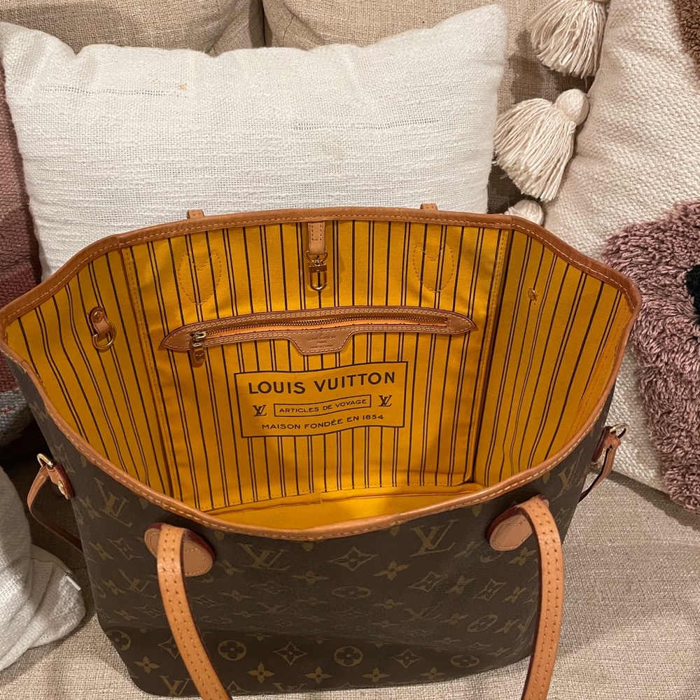 Louis Vuitton Neverfull MM in Mimosa